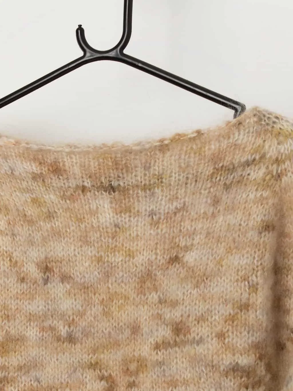 Vintage handknitted cropped sweater in beige with mustard yellow detail – Medium